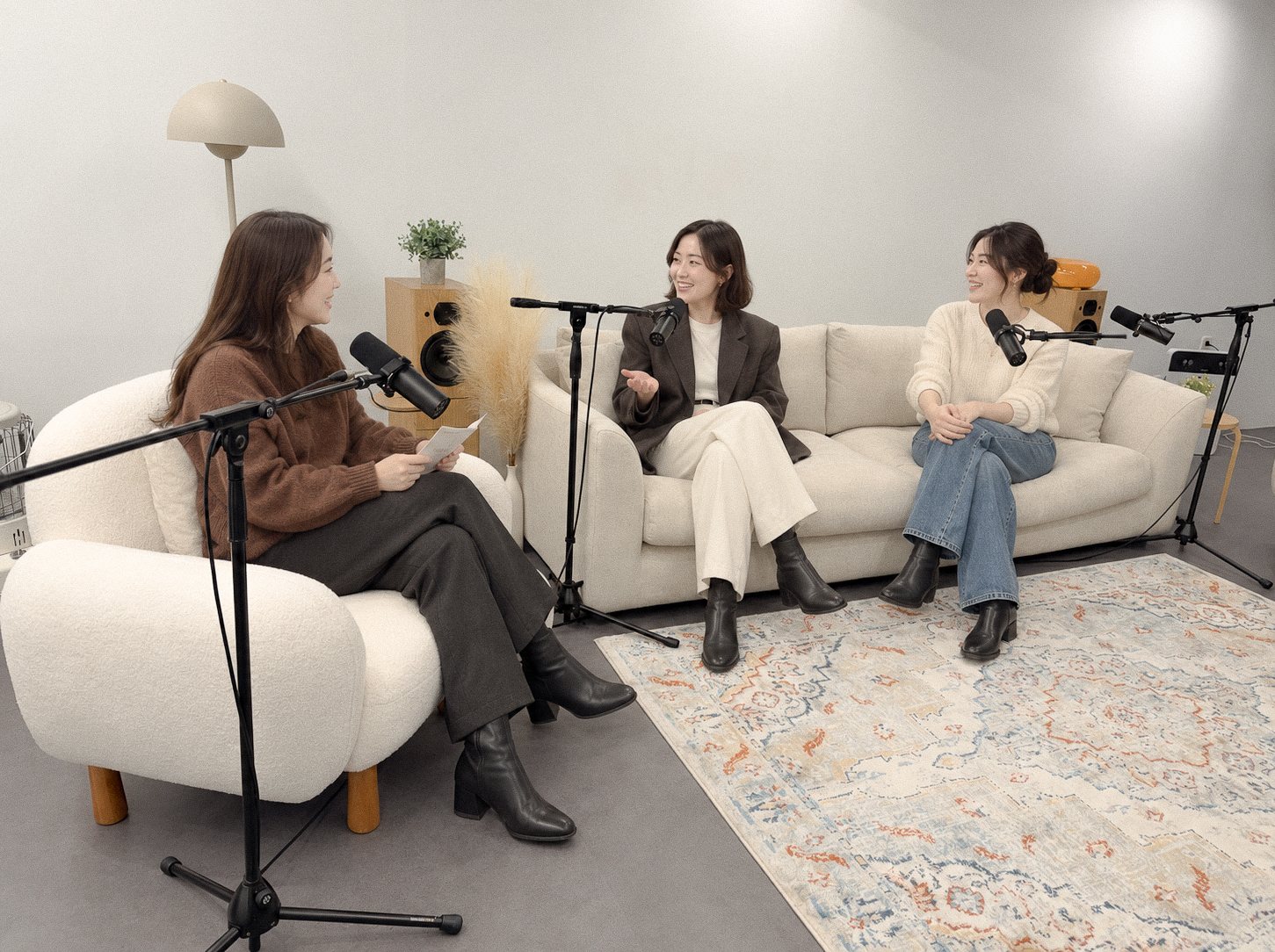 3인 팟캐스트 녹음 중